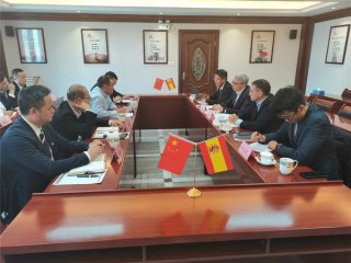  2020年11月27日，乐家集团高层辅导莅临华冠建材集团总部互换工作